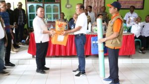 Bupati Kupang Korinus Masneno secara simbolis menerima bantuan dari pemda NTT untuk korban bencana di Kabupaten Kupang.