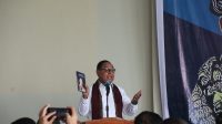 Wakil Gubernur Provinsi Nusa Tenggara Timur Josef A Nae Soi meluncurkan buku Falsafah Hidup Viktor Bungtilu Laiskodat di Kupang, Selasa.