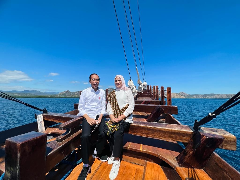 Presiden Republik Indonesia Joko Widodo bersama Ibu Negara Iriana Joko Widodo saat melakukan kunjungan ke Labuan Bajo Kabupaten Manggara Barat .