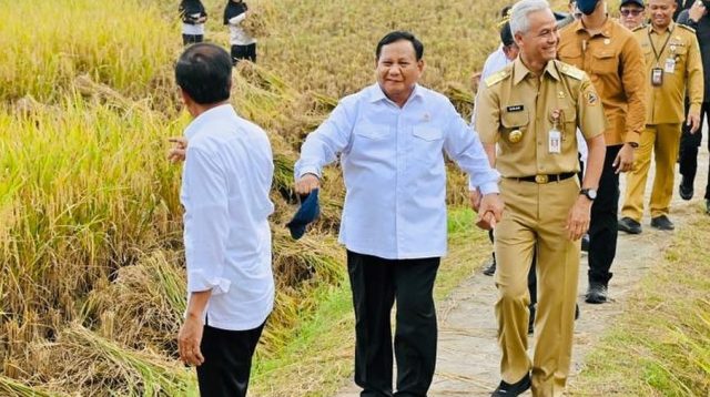 Presiden Joko Widodo (depan) bersama Menteri Pertahanan RI Prabowi Subianto (tengah) dan Gubernur Jawa Tengah Ganjar Pranowo. (Foto Sekneg)