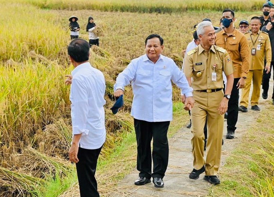 Presiden Joko Widodo (depan) bersama Menteri Pertahanan RI Prabowi Subianto (tengah) dan Gubernur Jawa Tengah Ganjar Pranowo. (Foto Sekneg)