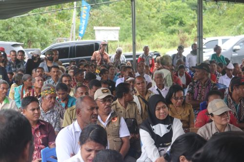 Warga Desa Pathau Kecamatan Amabi Oefeto Timur (AOT), Kabupaten Kupang, saat menerima kunjungan Gubernur NTT Viktor Bungtilu Laiskodat, Senin.