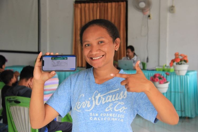 3. Foto Grace Grace On Oel Neolaka seorang mahasiswi di Kota Kupang merasakan manfaatnya penggunaan mobile JKN dalam mengakses layanan kesehatan.