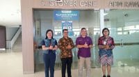 bpjs 4 Direktur Utama Rumah Sakit Umum Pusat (RSUP) dr. Ben Mboi Kupang Provinsi Nusa Tenggara Timur dr. Annas Ahmad (kedua dari kanan) didampingi Kepala Bagian SDM, Umum dan Komunikasi BPJS Kesehatan Cabang Kupang, Sakarias Rhewa (kedua dari kiri) bersama Ketua Perhimpunan Rumah Sakit Seluruh Indonesia (PERSI) Wilayah Provinsi Nusa Tenggara Timur dr. Yudith Marieta Kota (kanan) saat berada di depan loket pelayanan informasi BPJS Kesehatan di Rumah Sakit Umum Pusat (RSUP) dr. Ben Mboi.