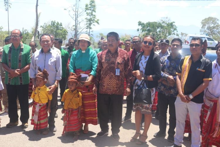gere 1 Jemaat Overa Fatululat Klasis Amfoang Selatan meluncurkan porgram Gereja Bersih Stunting dan Gereja Bersih Buruh Migran, Minggu (1/10-2023) bertempat di Gereja Overa Fatulutat Kecamatan Amfoang Tengah guna memerangi stunting dan mencegah kasus tindak pidana perdagangan orang. Foto Prokompim Setda Kabupaten Kupang.