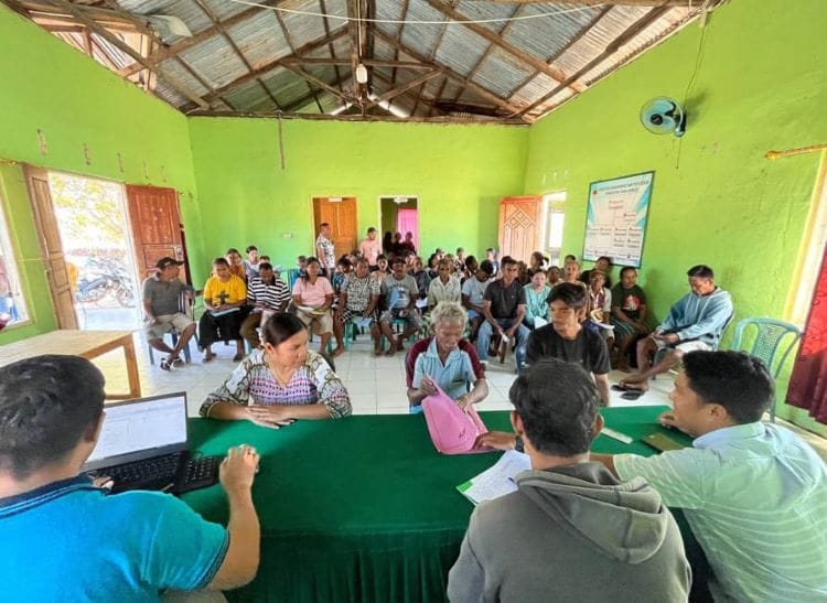 sd1 BPJS Cabang Kupang melakukan pelayanan BPJS Keliling bagi warga Desa Hansisi Kabupaten Kupang. (foto BPJS Kesehatan Kupang)