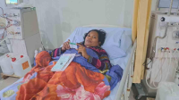 Ester Varare (46) saat menjalani perawatan medis di Kupang.