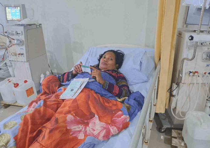 BATU Ester Varare (46) saat menjalani perawatan medis di Kupang.