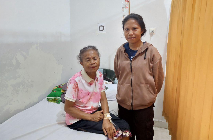 Maria Tanesib (58) peserta JKN saat sedang menjalani perawatan di rumah sakit.