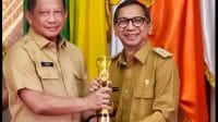 adar 2 - Penjabat Gubernur NTT, Ayodhia G.L Kalake, SH., MDC, menerima penghargaan Innovative Government (IGA) Award 2023 karena dinilai berhasil melakukan inovasi di bidang peningkatan layanan publik, tata kelola pemerintahan dan pembangunan