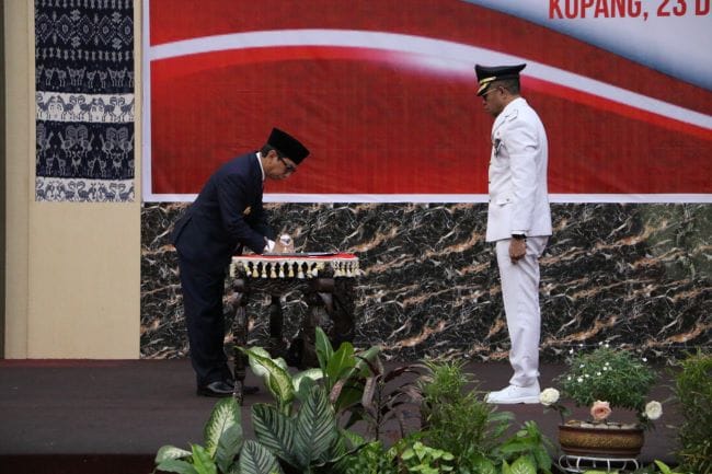 lantiu 1 Pj Gubernur Provinsi Nusa Tenggara Timur Ayodhia G.L. Kalake ketika melantik Raimundus Raymond Nggajo sebagai penjabat Bupati Nagekeo di Kupang, Sabtu.