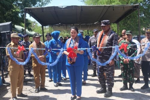 nus 1 Ketua Korcab VII DJA II Ny.Retno Putu Darjatna mengunting pita pengresmian kampung bahari nusantara di Desa Pakbaun Kecamatan Amarasi, Kabupaten Kupang.