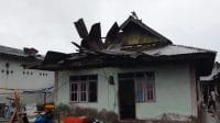 agin Puluhan rumah warga di Labuan Bajo, Kelurahan Kabir, Kecamatan Pantar Kabupaten Alor Provinsi Nusa Tenggara Timur rusak akibat terjangan angin puting beliung, Rabu (24/1/2024). Foto BPBD Kabupaten Alor.
