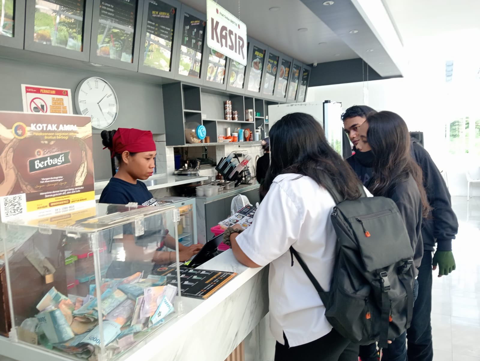 brutus Fried Chicken (FC) Brottus Kupang saat ini memiliki menu makanan yang sangat diminati warga Kota Kupang karena memilki rasa yang sangat lezat.