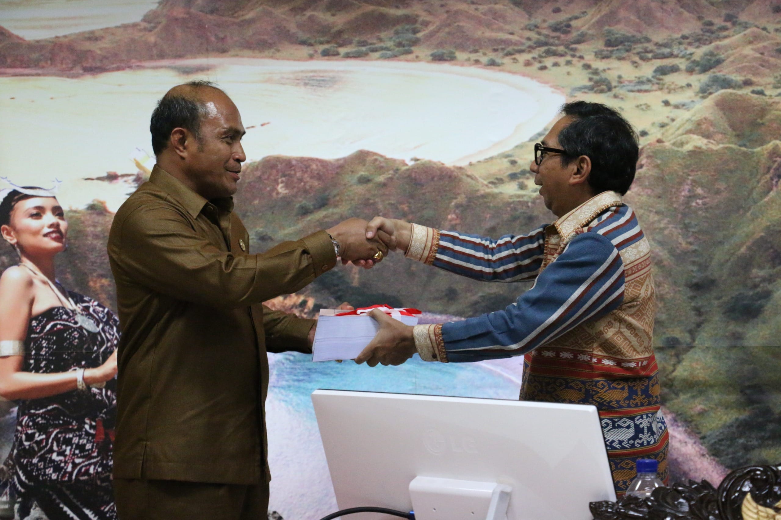 dipa ntt Penjabat Gubernur NTT, Ayodhia G.L. Kalake menyerahkan Dokumen Pelaksanaan Anggaran (DPA) Tahun 2024 kepada Kepala Dinas Pendidikan dan Kebudayaan NTT Linus Lusi (Foto Biro Administrasi Pimpinan Setda Provinsi NTT)