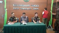 Asisten Intelijen Kejaksaan Tinggi Provinsi Nusa Tenggara Timur, Bambang Dwi Murcolono (tengah) saat memberikan keterangan kepada wartawan tentang penangkapan DPO Aris Taneo di Kupang, Senin (29/1) . (FOTO MEDIASINTT.COM)