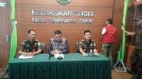 dop 1 Asisten Intelijen Kejaksaan Tinggi Provinsi Nusa Tenggara Timur, Bambang Dwi Murcolono (tengah) saat memberikan keterangan kepada wartawan tentang penangkapan DPO Aris Taneo di Kupang, Senin (29/1) . (FOTO MEDIASINTT.COM)