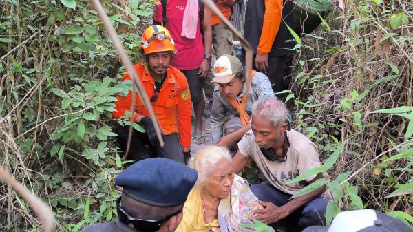 Tim SAR melakukan evakuasi terhadap warga lanjut usia dari Desa Nawakote Kecamatan Wulanggitang Kabupaten Flores Timur menuju lokasi pengungsian di Desa Boru, Senin (8/1/2024). Foto-HO-Humas Basarnas Maumere.