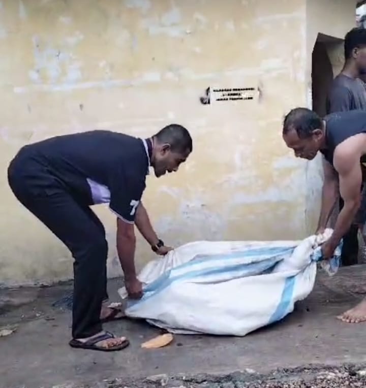 jenasah 1 Sejumlah warga mengevakuasi jenasah yang ditemukan di Pantai Kupang, Minggu,