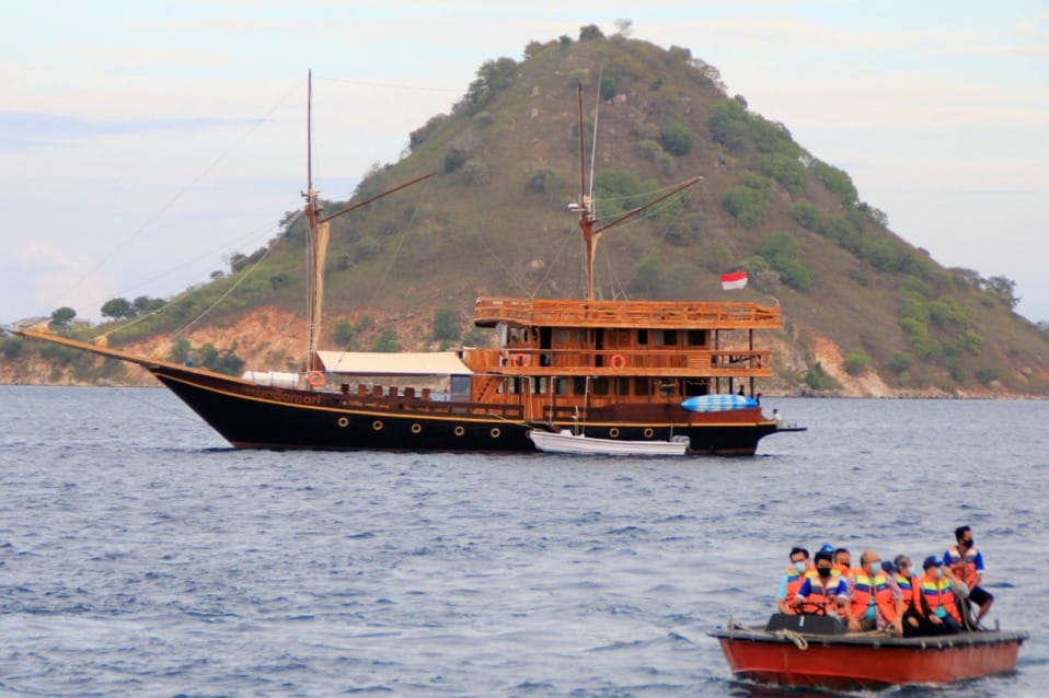 kapal wisata labuan bajo 1 Kapal wisata di Labuan Bajo Kabupaten Manggarai Barat, Nusa Tenggara Timur.