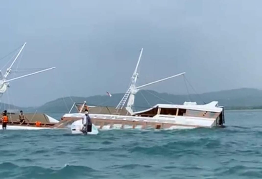 Kapal wisata Alfathran yang ditumpangi wisatawan asal Belanda tengelam setelah menabrak karang di perairan Nanga Bide, Tanjung Batu Putih,Kabupaten Manggarai Barat, Kamis (4/1/2024).