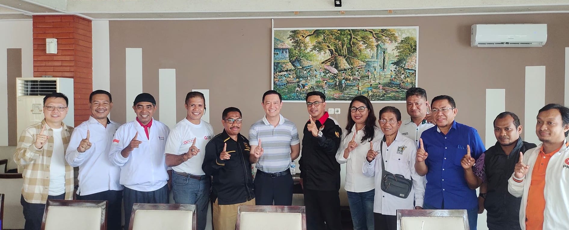 limbong 1 Thomas Lembong bersama jajaran pengurus dari partai pengusung pasangan Calon Presiden dan Wakil Presiden Anies Baswedan dan Muhaimin Iskandar di Kota Kupang, Rabu (31/1/2024).