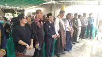 makam 3 Penjabat Gubernur NTT Ayodhia G.L. Kalake, SH, MDC hadir langsung dan pada Upacara Pemakaman Alm. Josef Blasius Bapa di Maumere, Kamis (28/12). (foto Biro Administrasi Pimpinan Setda Provinsi NTT)