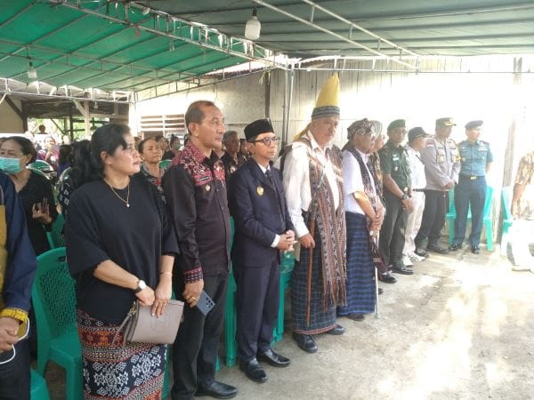 Penjabat Gubernur NTT Ayodhia G.L. Kalake, SH, MDC hadir langsung dan pada Upacara Pemakaman Alm. Josef Blasius Bapa di Maumere, Kamis (28/12). (foto Biro Administrasi Pimpinan Setda Provinsi NTT)