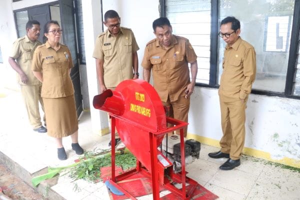 mesin 1 Penjabat Gubernur NTT Ayodhia G. L. Kalake guna melihat langsung kegiatan dilakukan Balai Teknologi Tepat Guna (BTTG) di Kabupaten Kupang, Selasa.