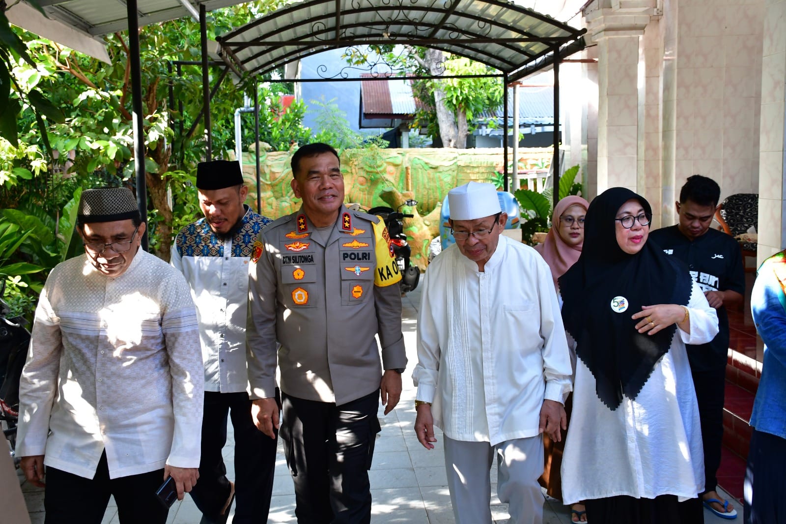 Kepala Kepolisian Daerah Nusa Tenggara Timur (Kapolda NTT), Inspektur Jenderal Polisi Daniel Tahi Monang Silitonga melaksanakan kunjungan silaturahmi ke kediaman Ketua MUI NTT, H, Mohamad Wongso, Selasa (2/1). Foto Humas Polda NTT.