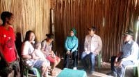 pj gubernur stanting Penjabat Gubernur NTT Ayodhia Kalake (kedua dari kanan) saat melhat kondisi anak stunting di Desa Raknamo Kabupaten Kupang. (Foto Prokopim Kabupaten Kupang).