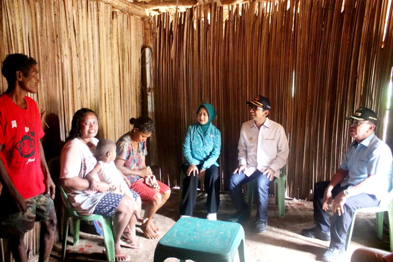 pj gubernur stanting Penjabat Gubernur NTT Ayodhia Kalake (kedua dari kanan) saat melhat kondisi anak stunting di Desa Raknamo Kabupaten Kupang. (Foto Prokopim Kabupaten Kupang).