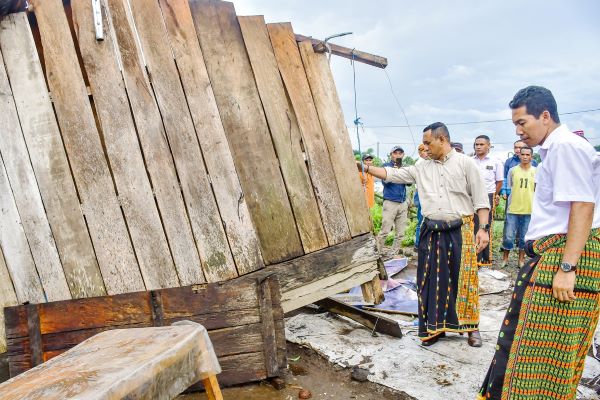 Bupati Manggarai Heribertus Nabit (kedua dari kanan) saat melihat kondisi rumah warga yang rusak akibat terjangan angin putiing beliung, Selasa (9/1/2024) (Foto-HO Prokopim Setda Manggarai)