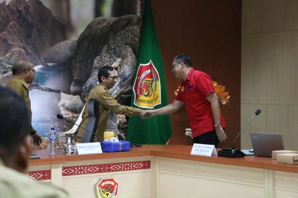 seleksi 1 Penjabat Gubernur NTT, Ayodhia G.L. Kalake sedang menyalami Pater Yulius Yasinto salah satu penguji kompetensi para pimpinan tinggi pratama lingkup Pemerintah Provinsi NTT, Selasa. Foto Biro Administrasi Pimpinan Setda Provinsi NTT.