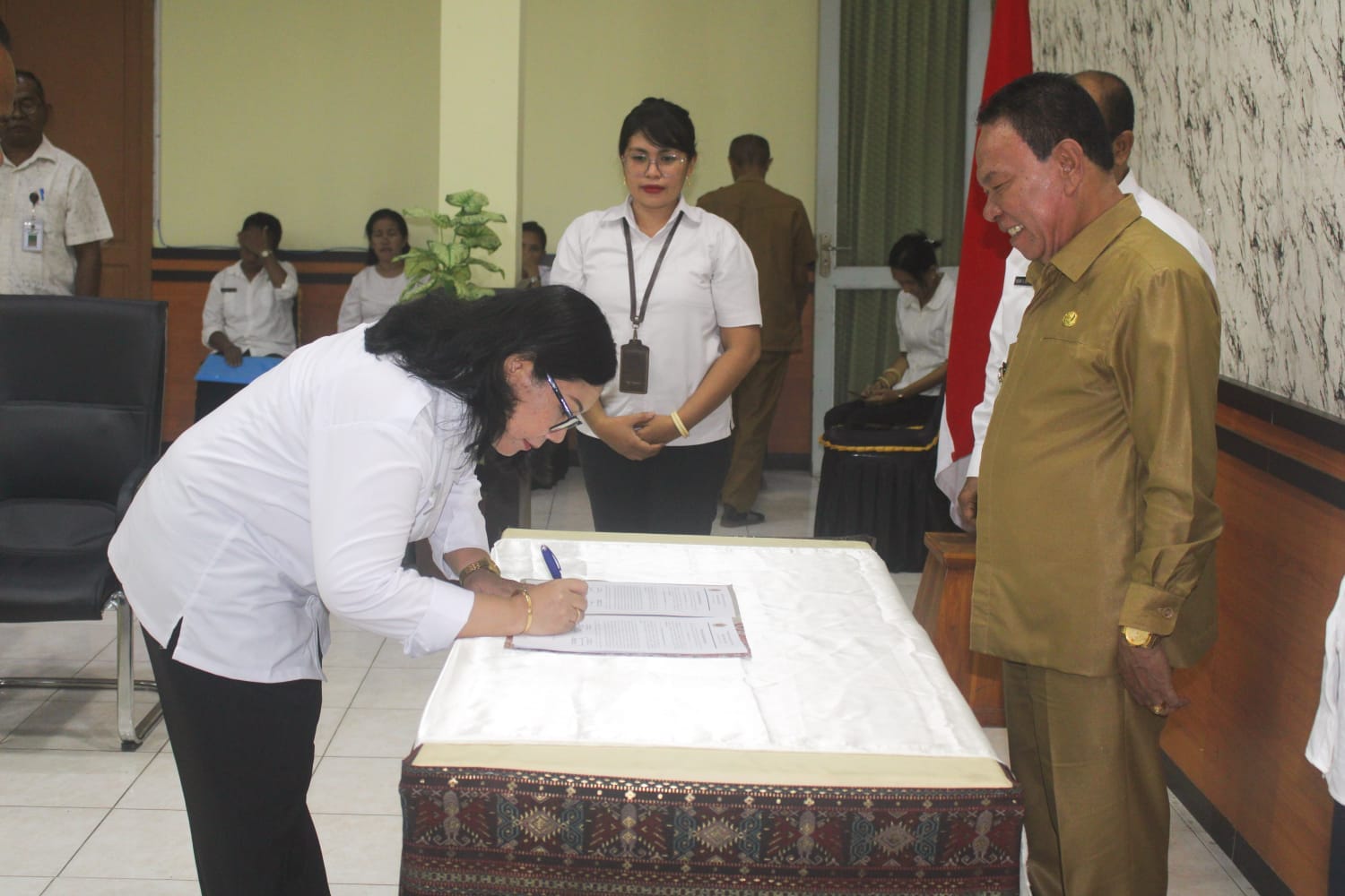 Serah terima jabatan tinggi pratama dilakukan usai pelantikan para pejabat tinggi pratama lingkup Pemerintah Kabupaten Kupang. (foto prokopim setda Kabupaten Kupang)