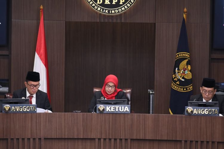 sida 2 Sidang dipimpin Ketua Majelis Ratna Dewi Pettalolo didampingi Muhammad Tio Aliansyah dan I Dewa Kade Wiarsa Raka Sandi sebagai Anggota Majelis. Foto HO- Humas DKPP