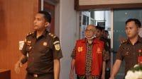 taha ag Penyidik Tindak Pidana Korupsi Kejaksaan Tinggi Nusa Tenggara Timur melakukan penahanan terhadap dua orang tersangka dalam kasus pengalihan aset tanah Pemerintah Kabupaten Kupang, Selasa. (Foto Humas Kejaksaan Tinggi NTT)