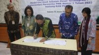 Bupati Kupang Provinsi Nusa Tenggara Timur Korinus Masneno menandatangani penandatanganan komitmen bersama Pengembangan Desain Uji Coba Model Gizi Anak Sekolah Dasar Terintegrasi d Kupang, Rabu (25/1/2024). Foto-HO- Prokopim Setda Kabupaten Kupang