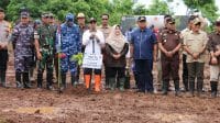 tanam po Penjabat Gubernur NTT Ayodhia G. L. Kalake melakukan penanaman anakan pohon dalam mendukung kelestarian lingkungan di NTT.