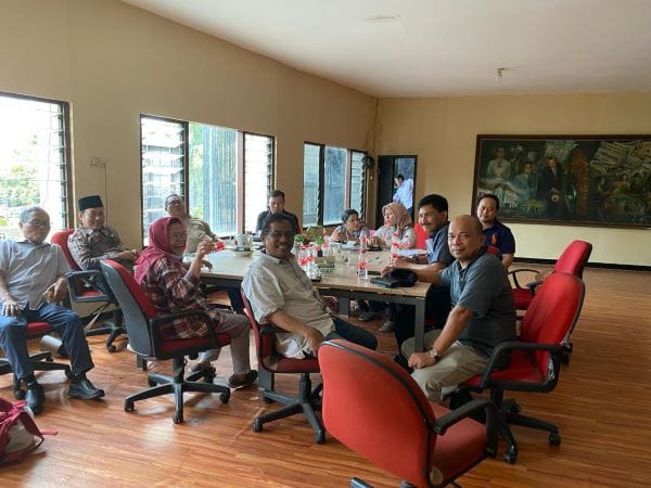 Ketua Umum SMSI Firdaus didampingi M. Nasir Sekretaris Jenderal dan jajaran Pengurus Pusat . FOTO SMSI PUSAT.