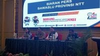 Ketua Bawaslu NTT Nonato Da Purificacao Sarmento (kedua dari kiri) dalam kegiatan Media Gathering" Pengawasan Persiapan Tahapan Pemungutan dan Penghitungan Suara Pemilihan Umum 2024 di Kupang, Senin. Foto Mediasi NTT.Com/Benny)