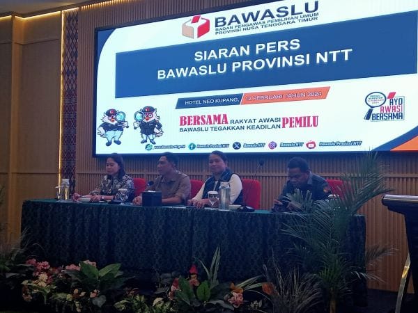 bawaslu baru 1 Ketua Bawaslu NTT Nonato Da Purificacao Sarmento (kedua dari kiri) dalam kegiatan Media Gathering" Pengawasan Persiapan Tahapan Pemungutan dan Penghitungan Suara Pemilihan Umum 2024 di Kupang, Senin. Foto Mediasi NTT.Com/Benny)