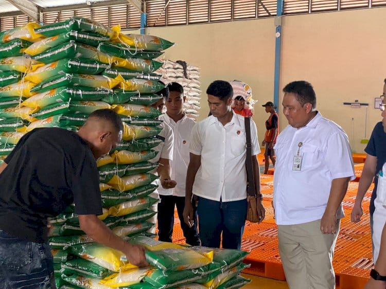 Tim Satuan Tugas Pangan (Satgas Pangan) Kepolisian Daerah Nusa Tenggara Timur melakukan inspeksi mendadak ke sejumpah pasar dan gudang milik para distributor sembako yang ada di Kota Kupang guna memastikan ketersediaan bahan pokok bagi kebutuhan warga, Selasa.