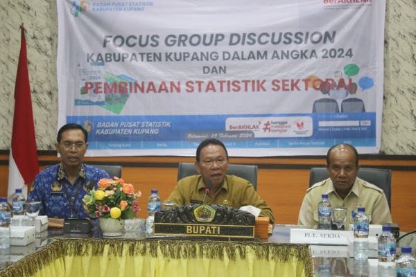 data 2 Bupati Korinus Masneno (tengh) membuka kegiatan Focus Group Discussion (FGD) Kabupaten Kupang dalam Angka 2024 dan Pembinaan Statistik Sektoral. Foto MEDIASI NTT.COM-HO/ PROKOMPIM SETDA KABUPATEN KUPANG.