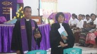 deta 1 Pdt. Ni Suwerti Srikarnase Ralahallo, S.Th (kanan) ditetapkan sebagai Ketua Majelis Jemaat (KMJ) Majelis Klasis Fatuleu Barat, Kabupaten Kupang mengantikan Pdt. Viktor N. Toto, S.Th (kiri) Foto/HO Prokopim Setda Kabupaten Kupang.