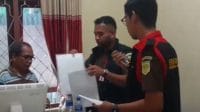 geleda 2 Tangkapan Layar- Penyidik Tindak Pidana Khusus Kejaksaan Negeri Waikabubak Provinsi Nusa Tenggara Timur melakukan pengeledahan di Kantor Perusahan Daerah (PD) Lawadi Kabupaten Sumba Barat Daya, Senin. FOTO/MEDIASI NTT.COM
