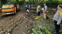 jem Kapolres Belu AKBP Richo Nataldo Devallas Simanjuntak, S.I.K (kanan) mempin langsung perbaikan jalan yang rusak menuju tiga dusun di Desa Tukuneno, Kecamatan Tasifeto Barat (Tasbar) Kabupaten Belu. (Foto Humas Polda NTT)