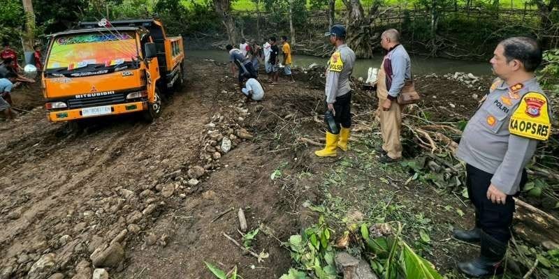 jem Kapolres Belu AKBP Richo Nataldo Devallas Simanjuntak, S.I.K (kanan) mempin langsung perbaikan jalan yang rusak menuju tiga dusun di Desa Tukuneno, Kecamatan Tasifeto Barat (Tasbar) Kabupaten Belu. (Foto Humas Polda NTT)