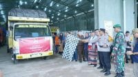 logis 2 Penjabat Wali Kota Kupang, Fahrensy P. Funay bersama Forum Koordinasi Pimpinan Daerah Tingkat Kota Kupang, pimpinan KPUD dan Bawaslu Kota Kupang melepas distribusi logistik pemilu 2024, Selasa (13/2/2024). Foto/MEDIASINTT.COM/HO PROKOPIM SETDA KOTA KUPANG.