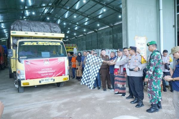 logis 2 Penjabat Wali Kota Kupang, Fahrensy P. Funay bersama Forum Koordinasi Pimpinan Daerah Tingkat Kota Kupang, pimpinan KPUD dan Bawaslu Kota Kupang melepas distribusi logistik pemilu 2024, Selasa (13/2/2024). Foto/MEDIASINTT.COM/HO PROKOPIM SETDA KOTA KUPANG.